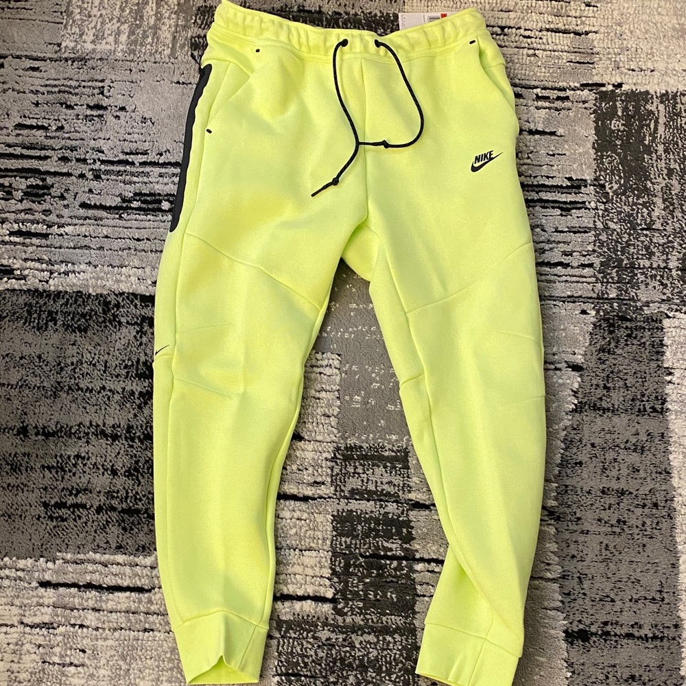 New Men’s Nike Tech Fleece Joggers Barely Volt Large L